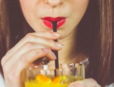 Οι 8 συνήθειες που πρέπει να κόψετε αν δεν θέλετε να έχετε ρυτίδες γύρω από τα χείλια